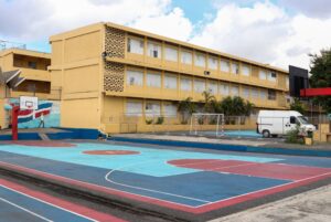 INEFI sigue transformando el país con obras deportivas: Inicia techado en escuela histórica de Los Mina