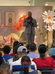 El Neuroterapeuta y Coach, Elohin José, lanzó el libro “De Esclavo a Dueño del Tiempo” y compartió su visión en una conferencia inspiradora