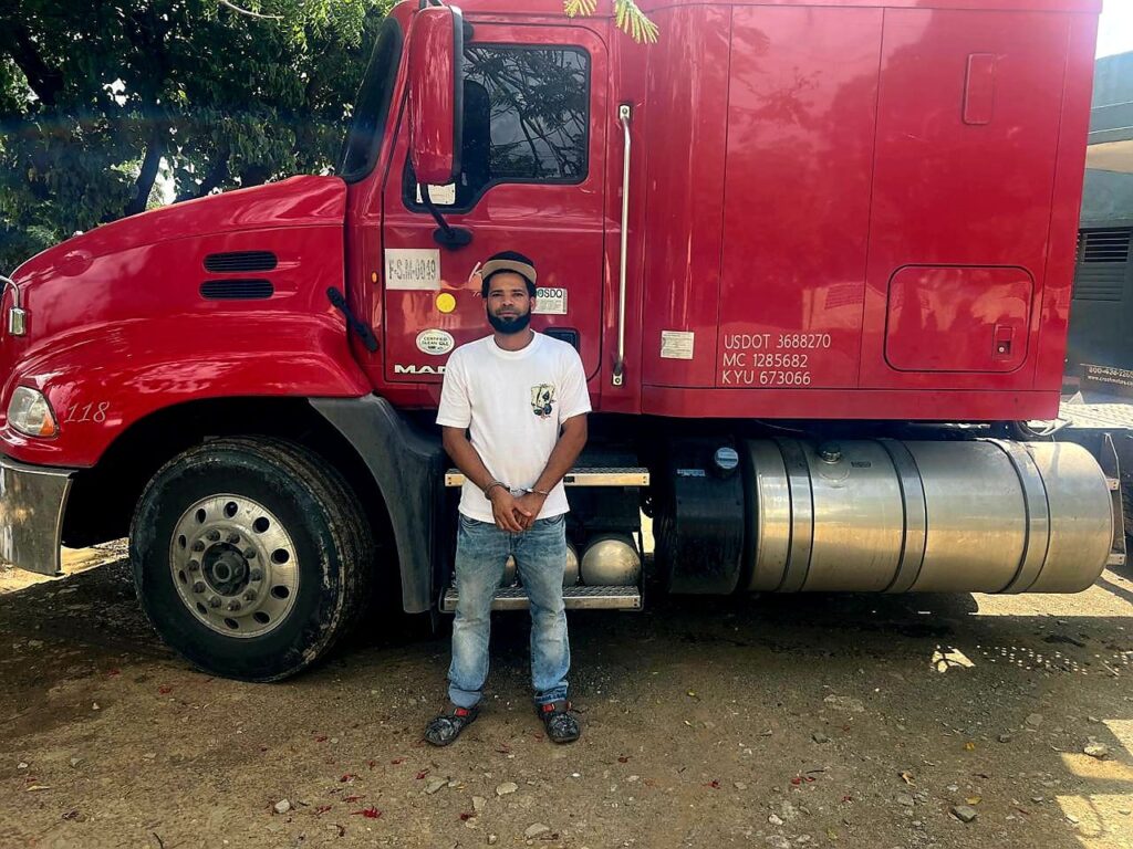 Apresan al conductor de una patana con dos haitianas indocumentadas en Elías Piña