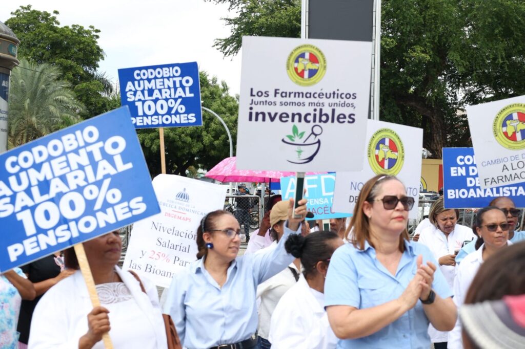 Bioanalistas protestan frente al Palacio Nacional en reclamo de aumento salarial