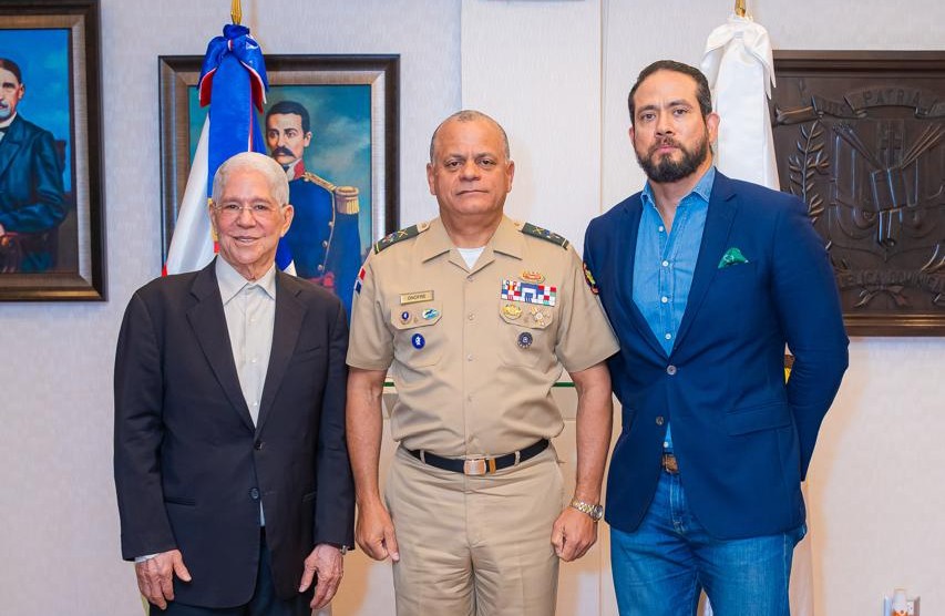 Ejecutivos de la Z101 giran visita de cortesía al ministro de Defensa, Carlos Antonio Fernández Onofre