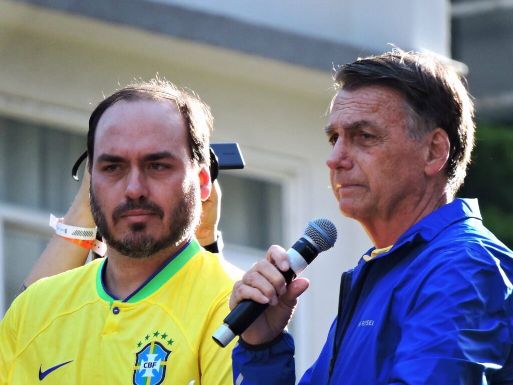 Eduardo, el desconcertante líder en el suicidio político de los Bolsonaro: «Se ha convertido en enemigo de Brasil»