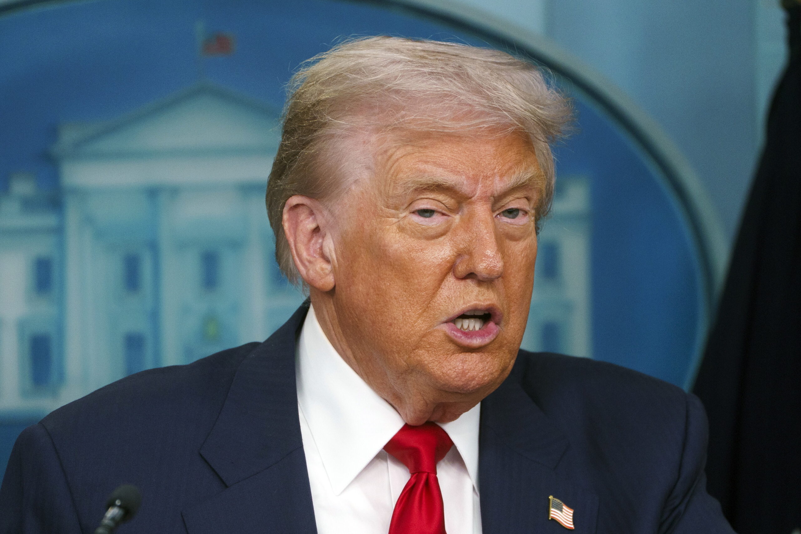 Trump se pone la chapa de alguacil