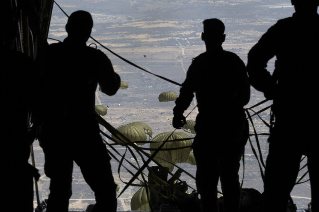 EL MUNDO, a bordo del puente aéreo de ayuda sobre Gaza: «No es ayuda real, sólo son fotos que engañan»