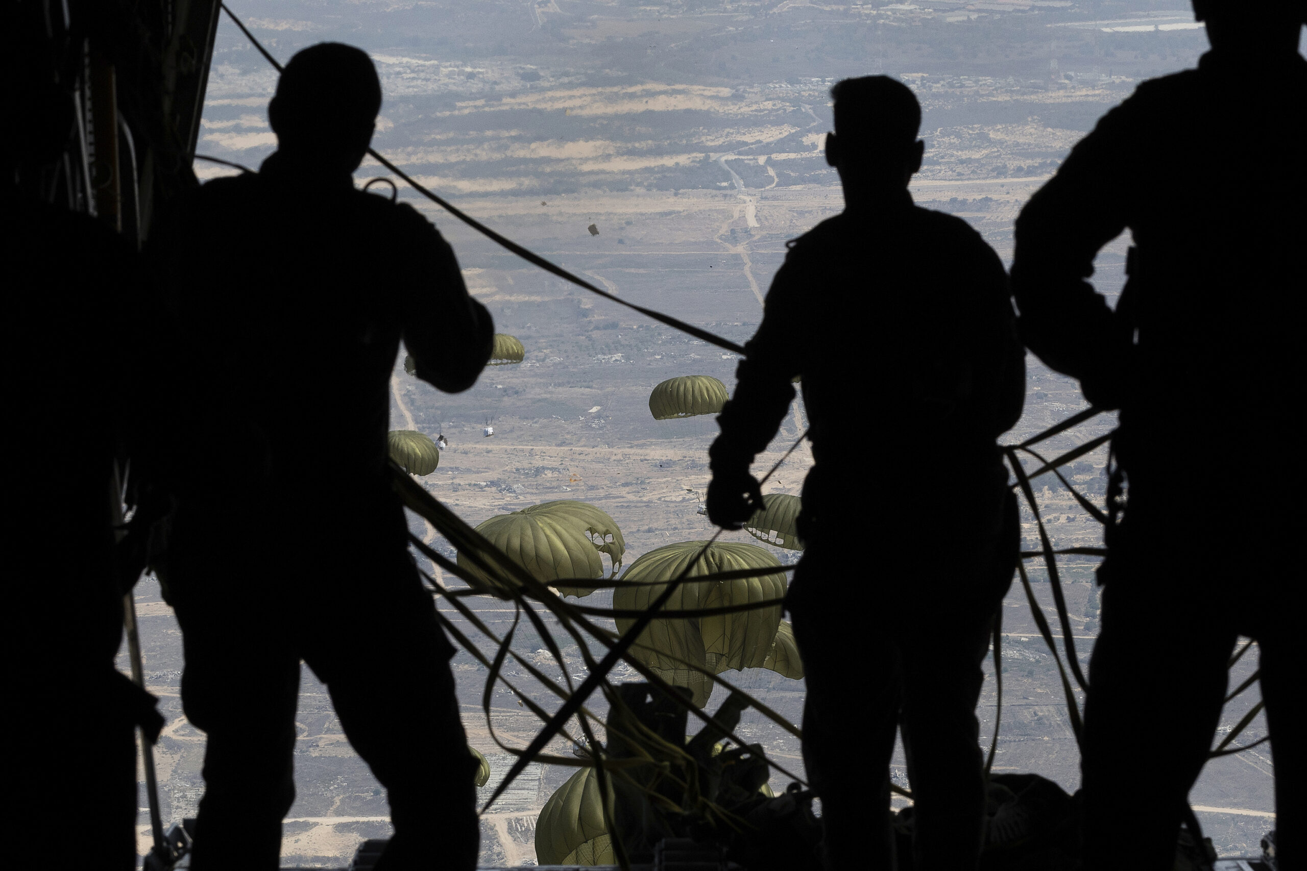 EL MUNDO, a bordo del puente aéreo de ayuda sobre Gaza: «No es ayuda real, sólo son fotos que engañan»