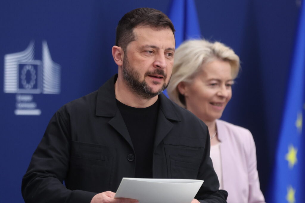 Entregar Donbás «o seguir luchando»: Zelenski afronta hoy su reunión más difícil con Trump