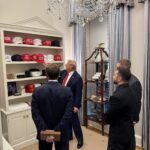 Todo lo que no se vio en la reunión en la Casa Blanca: la ‘pillada’ de Meloni, la ‘tienda’ de gorros de Trump y el bronceado de Merz