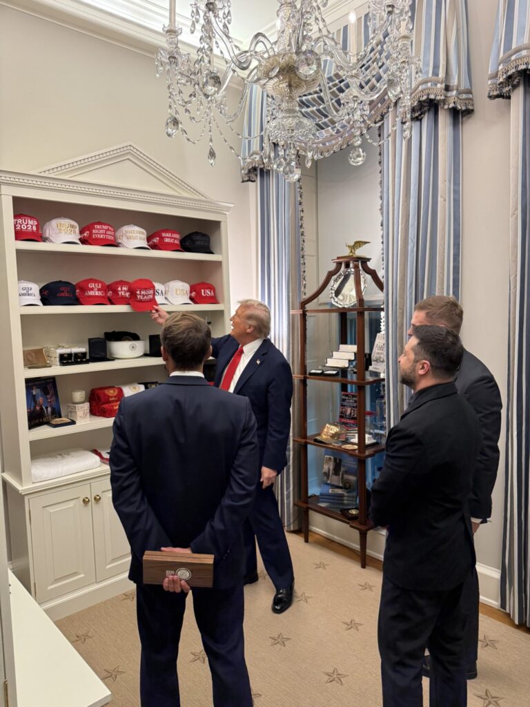 Todo lo que no se vio en la reunión en la Casa Blanca: la ‘pillada’ de Meloni, la ‘tienda’ de gorros de Trump y el bronceado de Merz