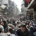 En las ruinas de Yarmuk, el campo de refugiados palestinos arrasado por la guerra en Siria: «Bashar Asad y Benjamin Netanyahu son lo mismo»