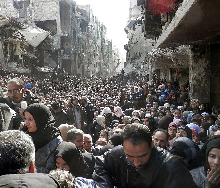 En las ruinas de Yarmuk, el campo de refugiados palestinos arrasado por la guerra en Siria: «Bashar Asad y Benjamin Netanyahu son lo mismo»
