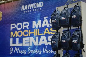 Raymond Rodríguez y Fundación GBC reafirman su compromiso con la educación; entregan mochilas cargadas de útiles escolares