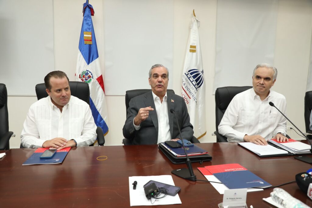 Presidente Abinader impulsa transformación educativa con 124,000 docentes formándose en áreas STEAM