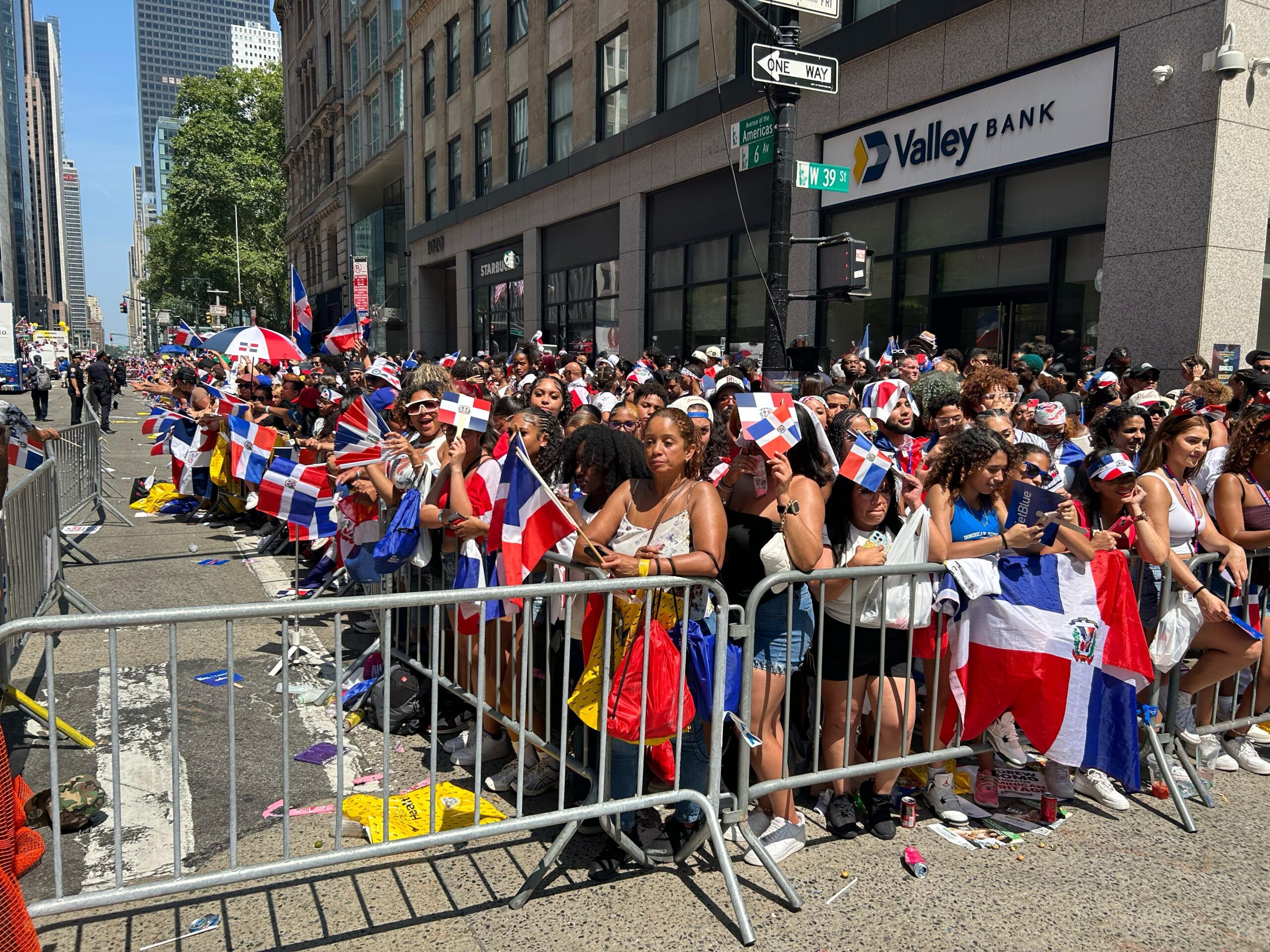 El Desfile Dominicano Conquista Manhattan: Histórico Anuncio de Traslado a la Quinta Avenida