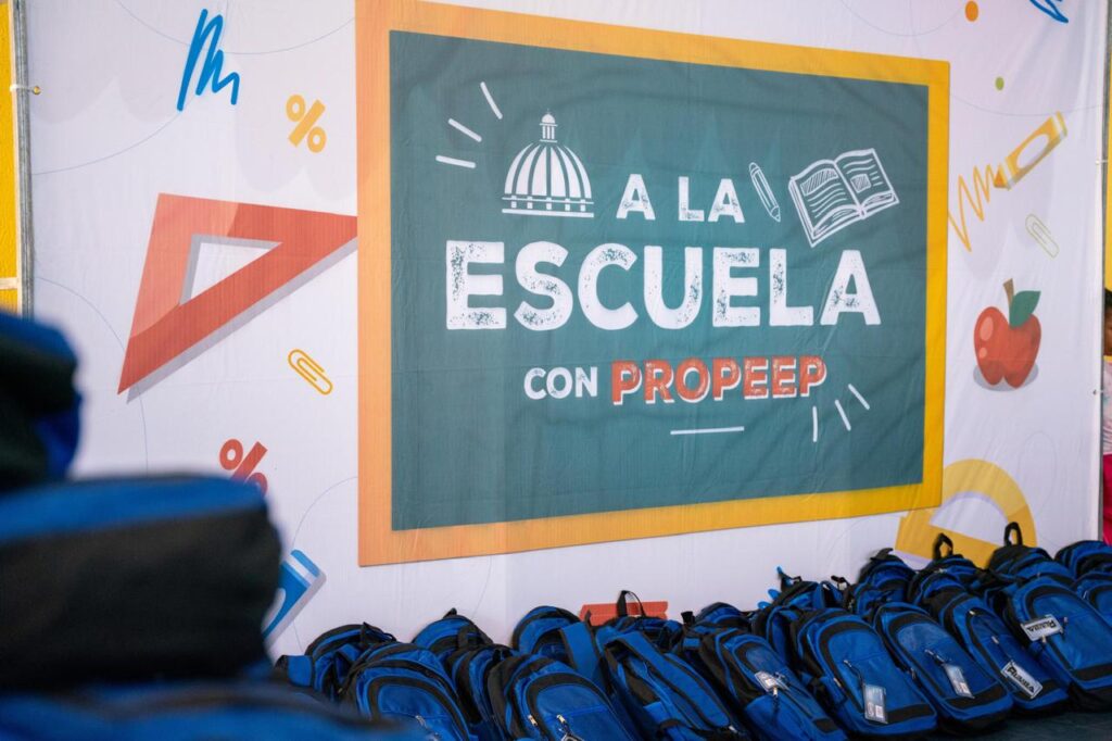 Propeep distribuye útiles escolares para apoyar estudiantes de diferentes zonas vulnerables del país