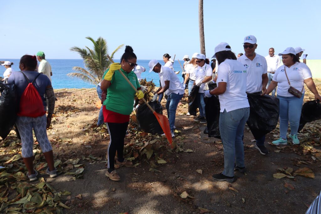 Digecac, Cemadoja y Eco-Joven realizan jornada de recogida de plásticos en la Autopista Las Américas