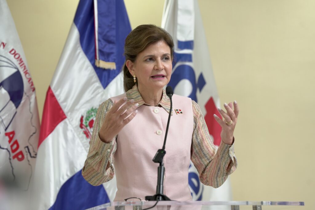 INDOTEL y ADP firman convenio que otorga más de 1,400 becas para capacitar docentes en competencias digitales