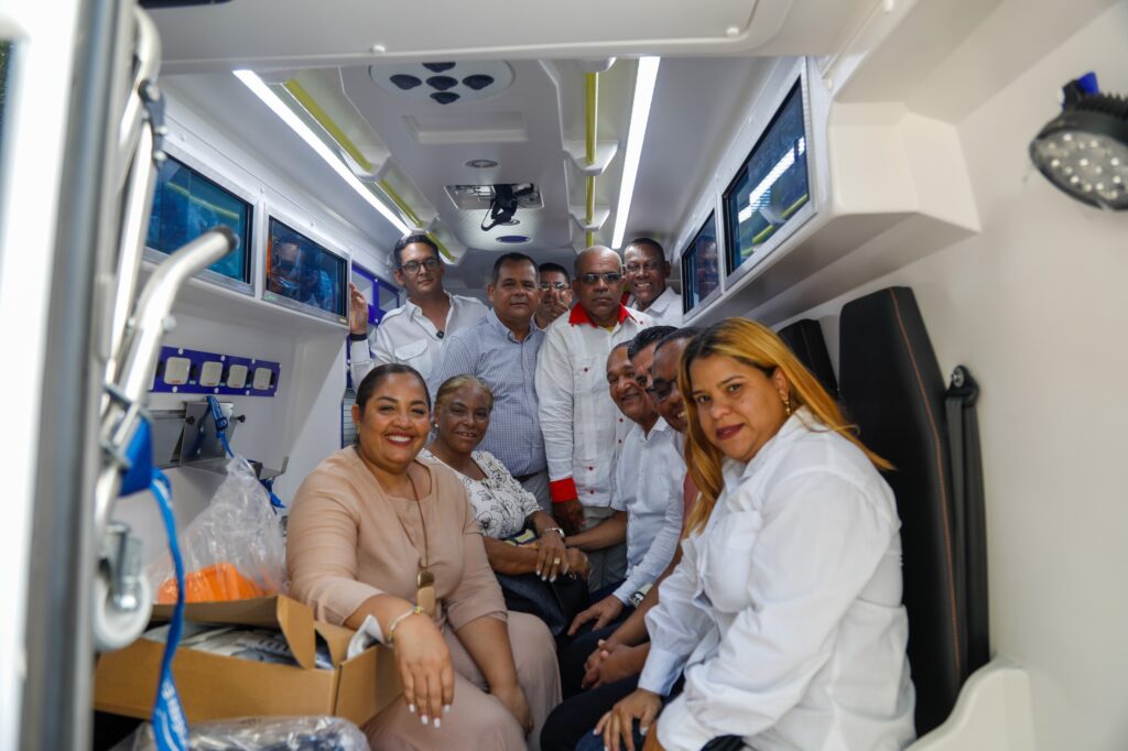 Sistema 911 entrega tres nuevas ambulancias en Santiago Rodríguez