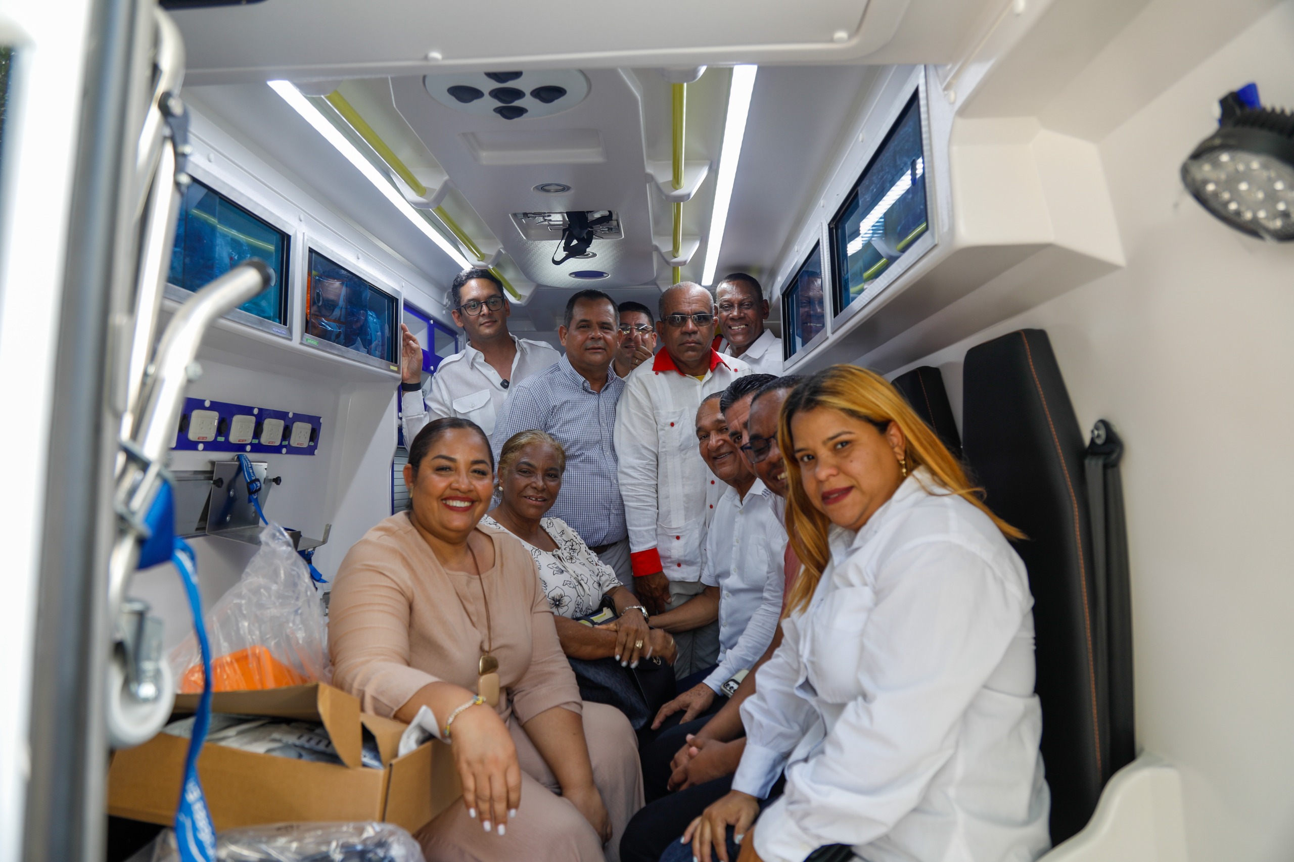 Sistema 911 entrega tres nuevas ambulancias en Santiago Rodríguez