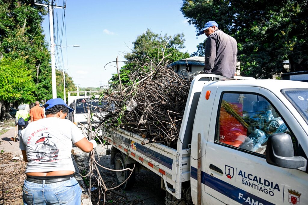 Alcaldía de Santiago interviene el sector Nueva York Chiquito con operativo de limpieza