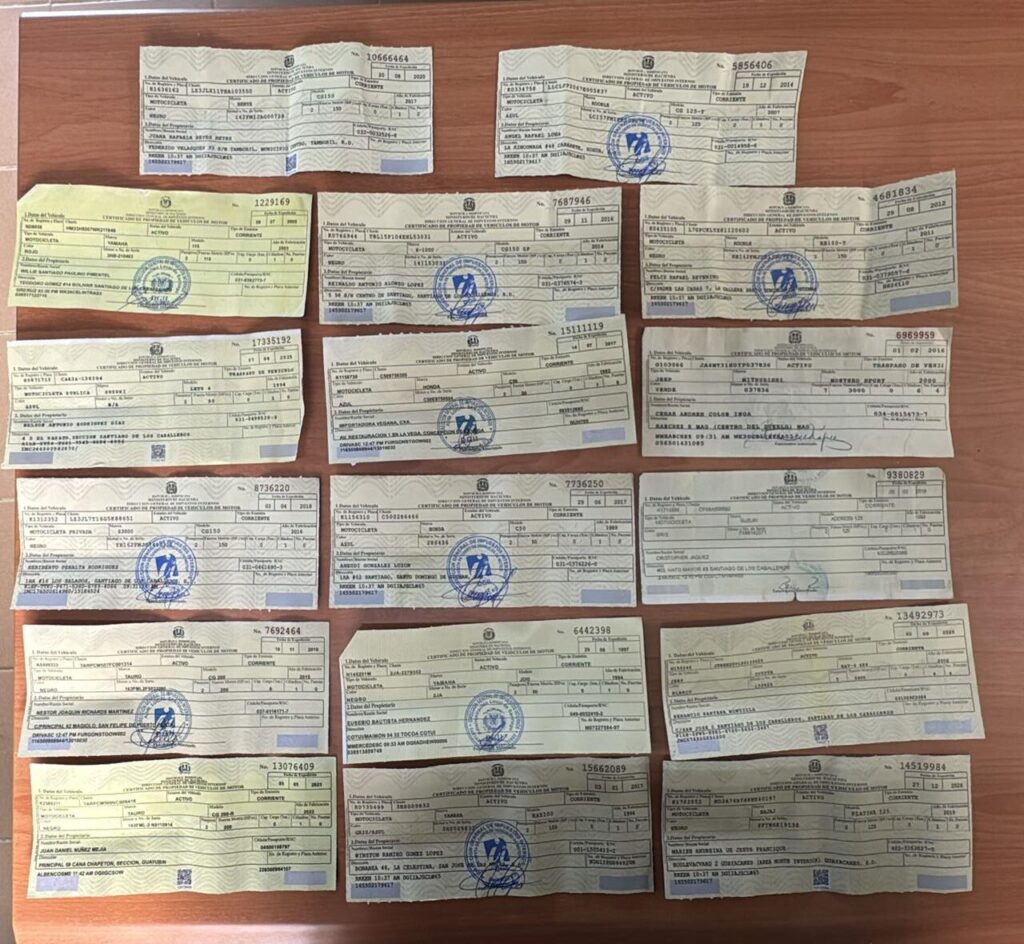 Apresan a un hombre con dos motocicletas y 17 matrículas presumiblemente falsas
