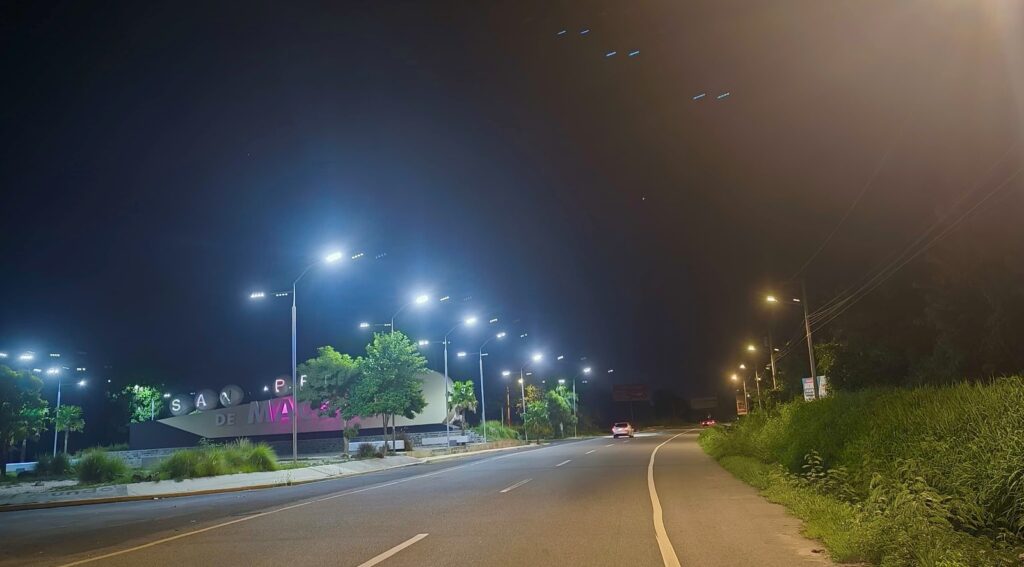 Edeeste informa que puso en funcionamiento más de 15 mil luminarias en primera mitad del 2025