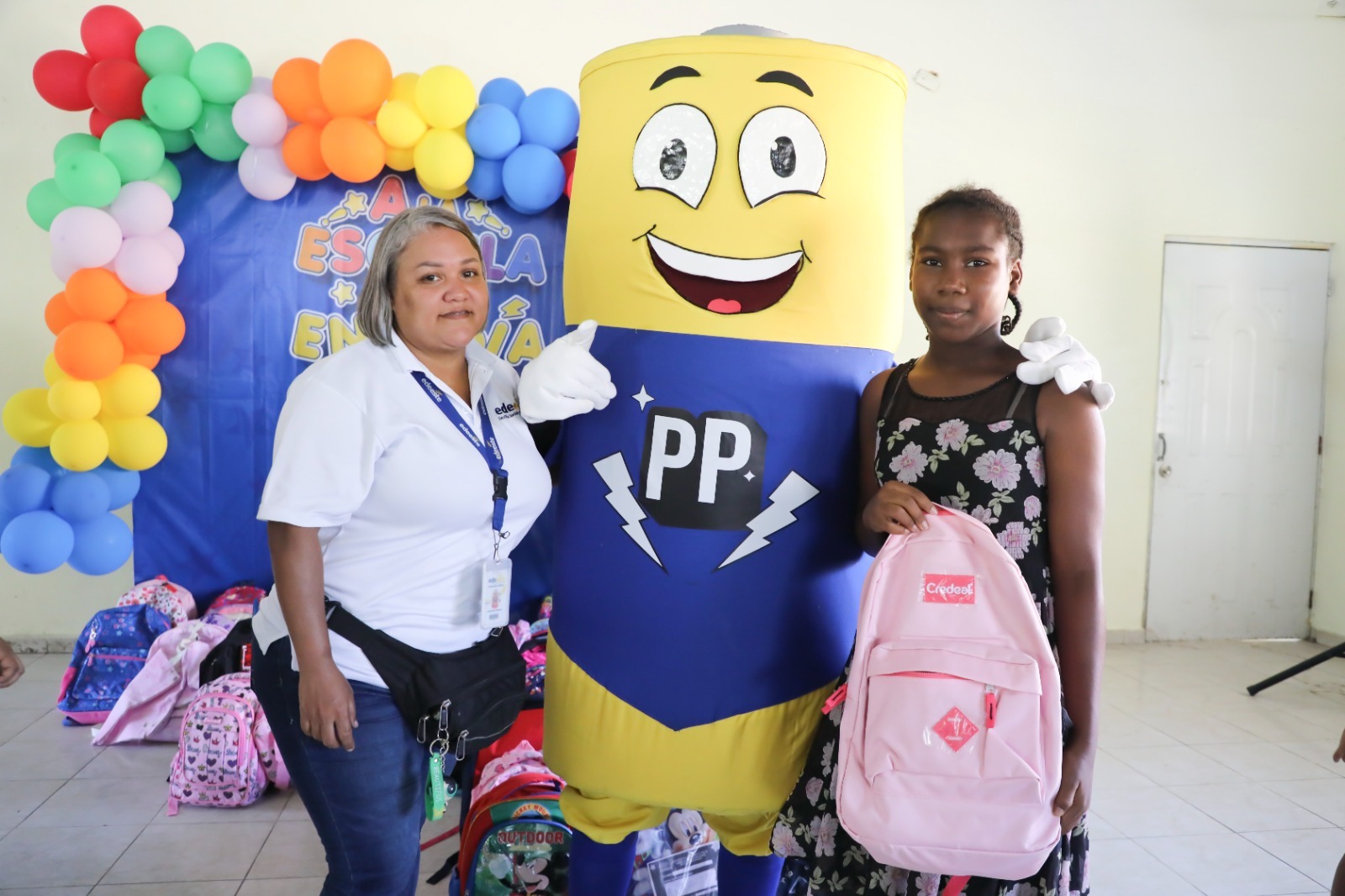 Edeeste promueve la educación con donación de útiles escolares