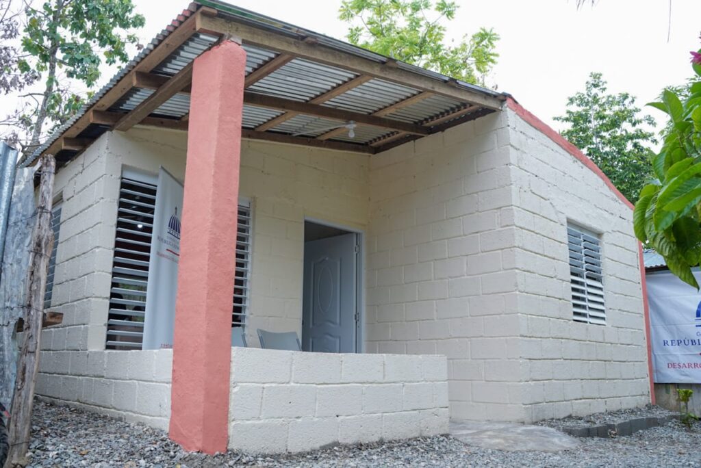 DGDC entrega vivienda reconstruida y amueblada a señora en Boca Chica