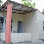 DGDC entrega vivienda reconstruida y amueblada a señora en Boca Chica
