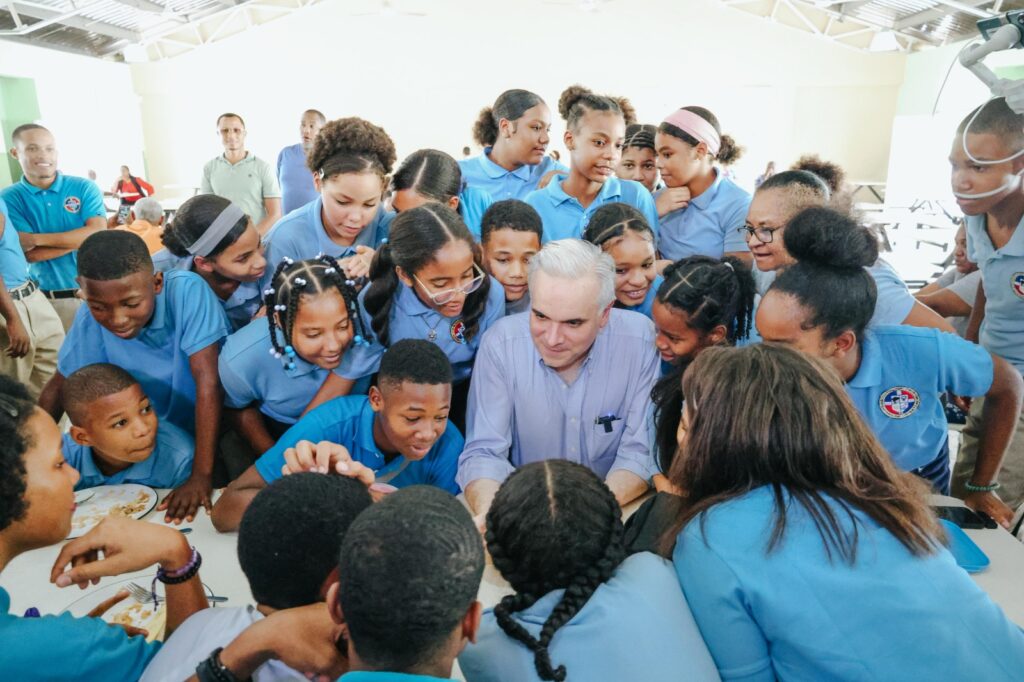 Ministro De Camps motiva a jóvenes a soñar en grande durante encuentro en San Cristóbal