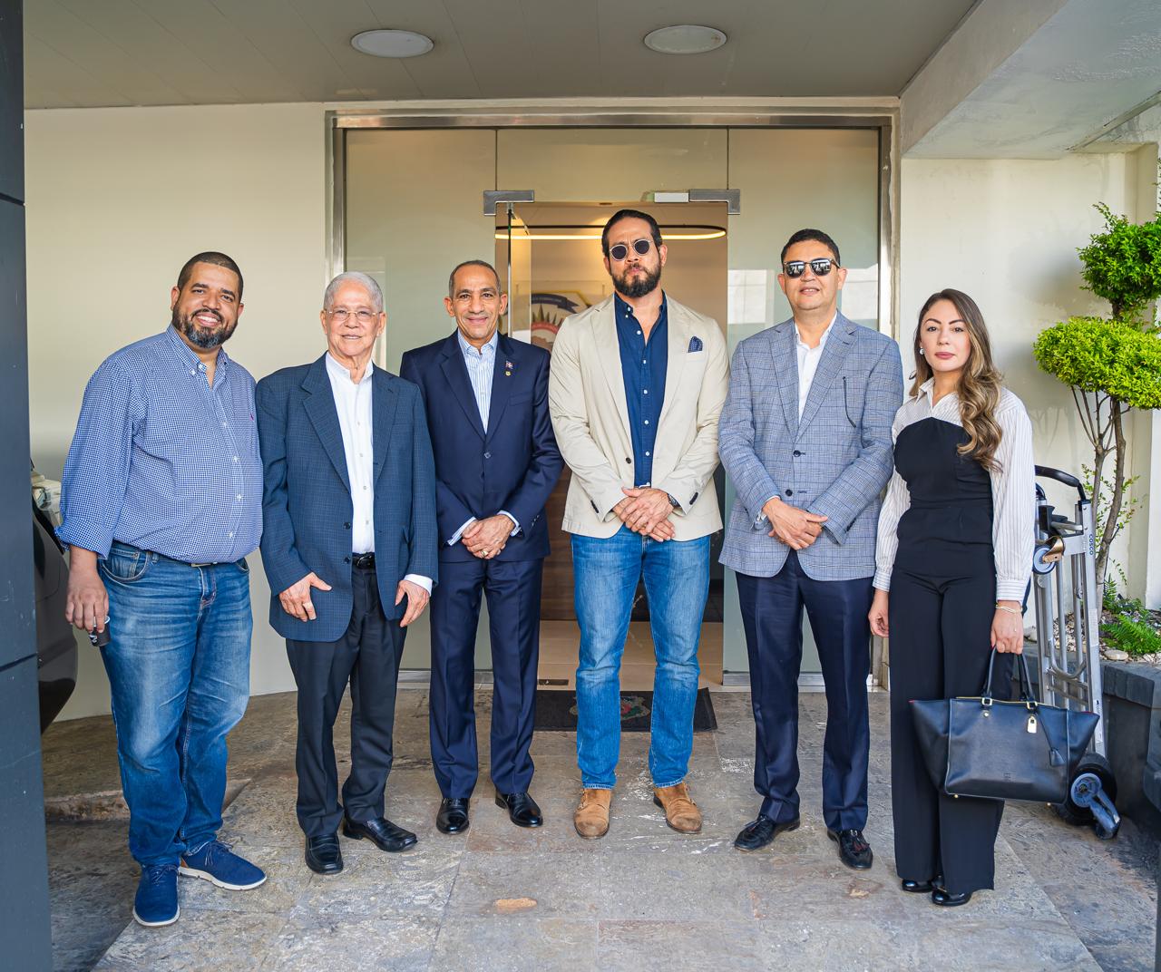 Ejecutivos de la Z101 giran visita al presidente de la DNCD