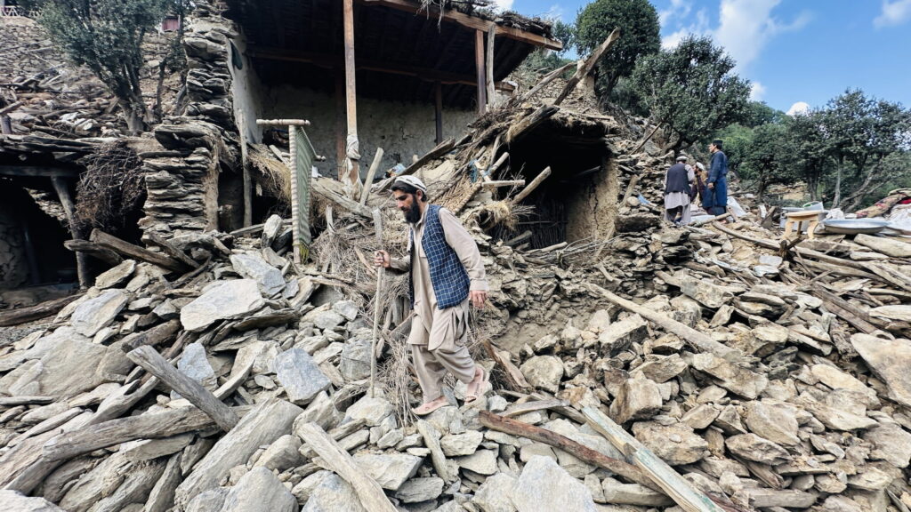 La otra tragedia del terremoto: la prohibición del contacto entre mujeres y hombres pone en peligro la vida de las afganas
