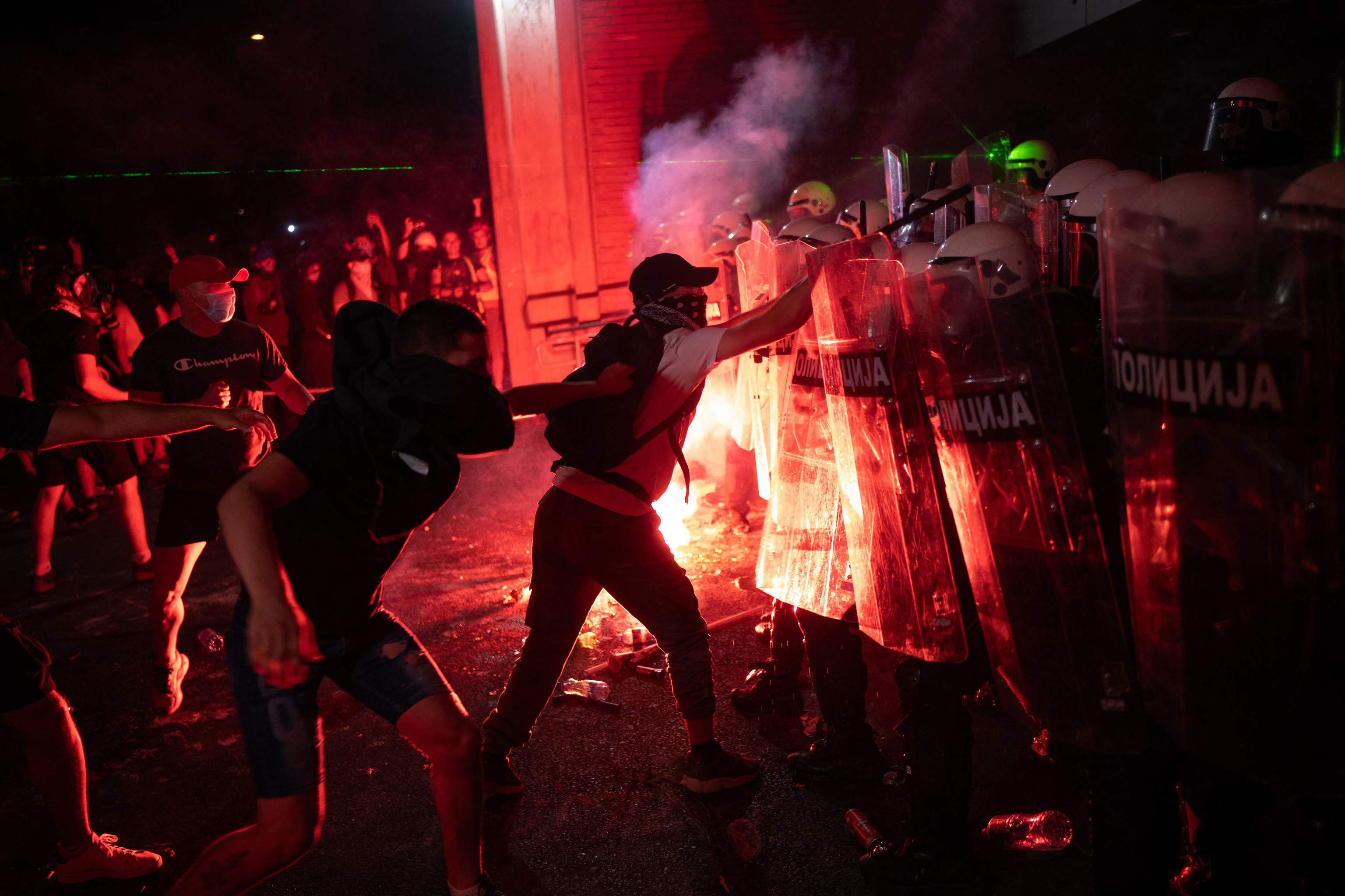 Al menos 42 detenidos y decenas de heridos en una manifestación en la ciudad serbia de Novi Sad