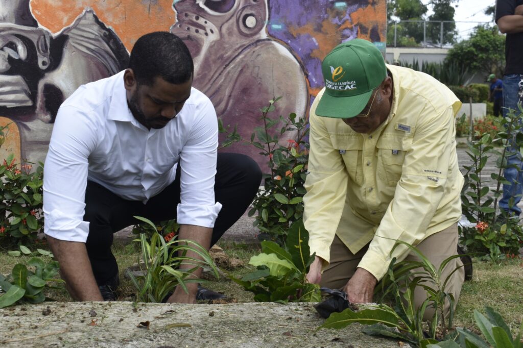 Digecac realiza labores de poda y embellecimiento en el Centro UASD-Monte Plata