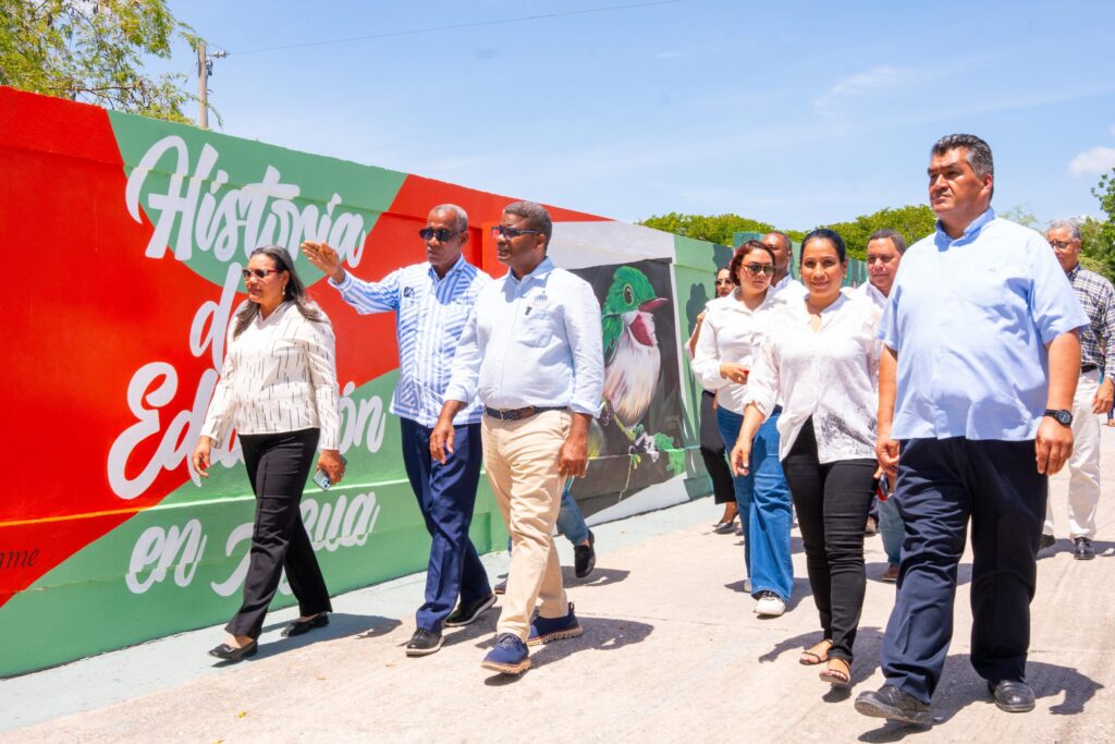 Propeep entrega “Paseos de los Colores” de 400 metros cuadrados de arte urbano en Azua