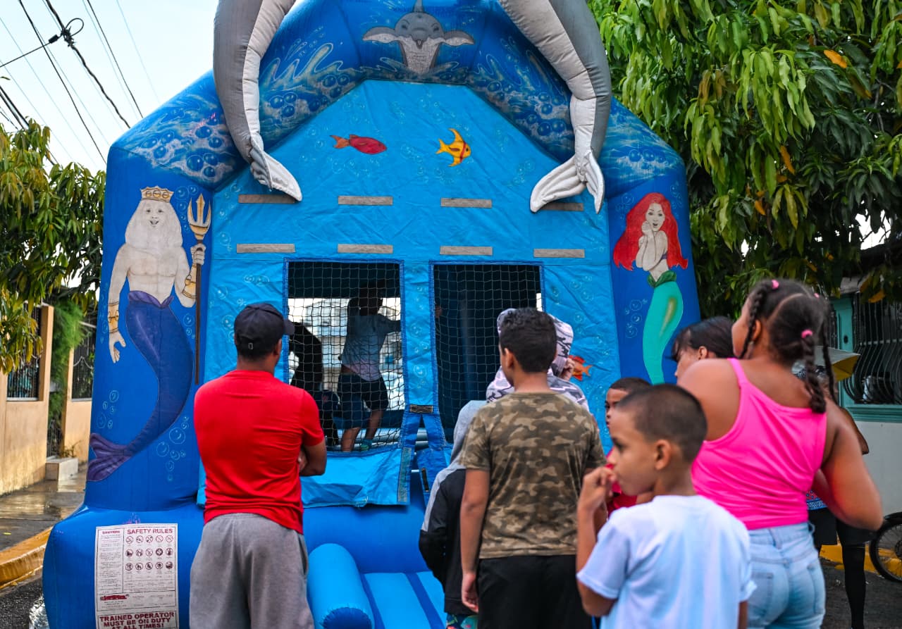 Alcaldía de Santiago entrega remozado Parque Infantil Habitacional Las Charcas