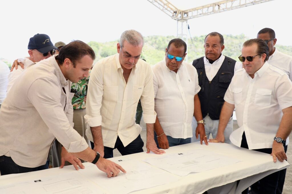 Abinader entrega varias obras y supervisa otras en Puerto Plata