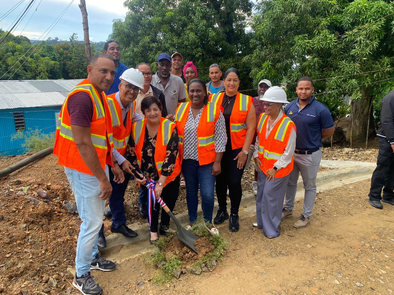 Edeeste inicia proyecto de electrificación en sectores de Miches