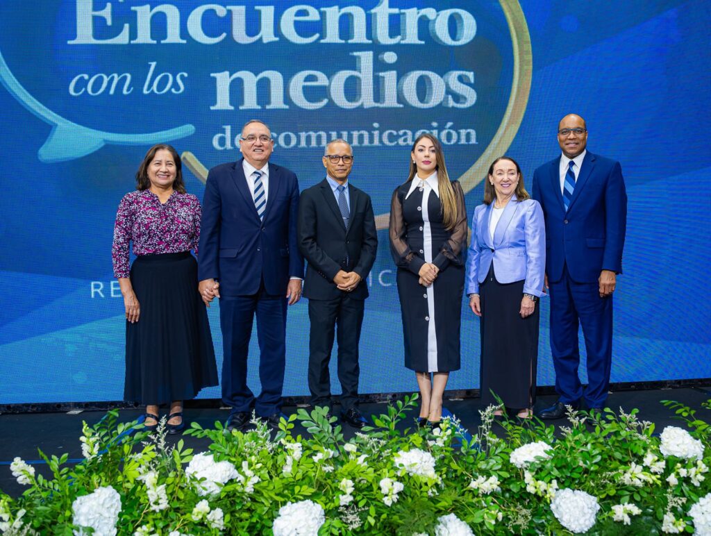 Iglesia de Jesucristo reconoce a Iluminada Muñoz por sus acciones en favor de los necesitados